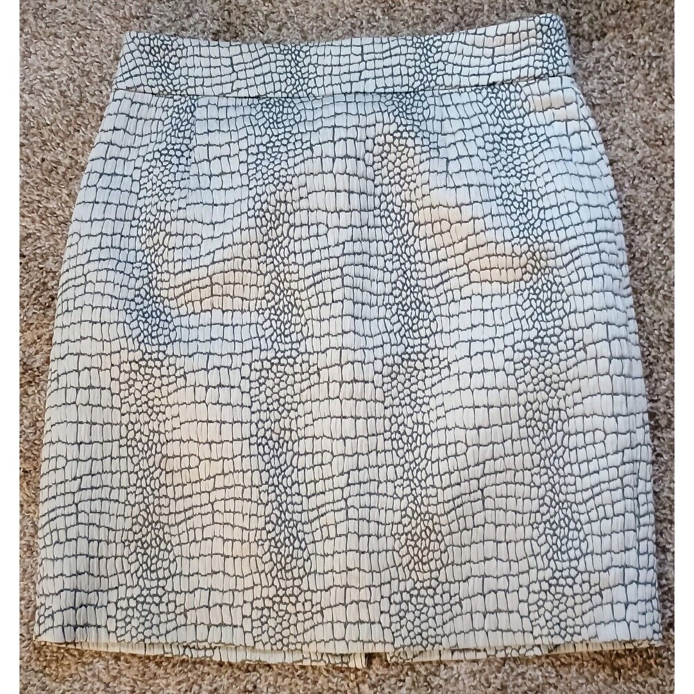 Calvin Klein Womens Alligator or Snakeskin Print Pencil Skirt White And Black